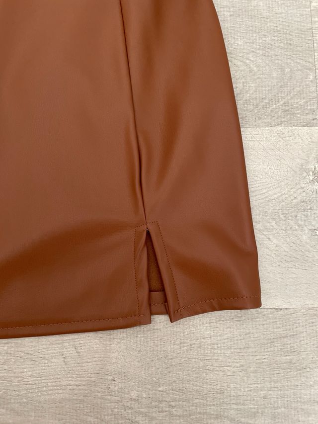 Falda marrón efecto piel