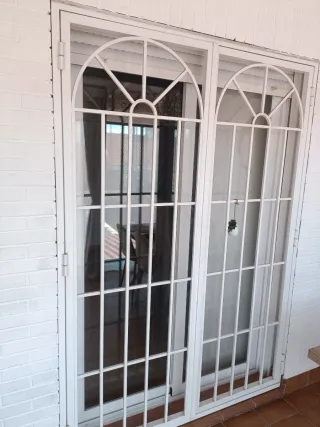 PUERTA REJA DE HIERRO BLANCA.
Leer descripción.