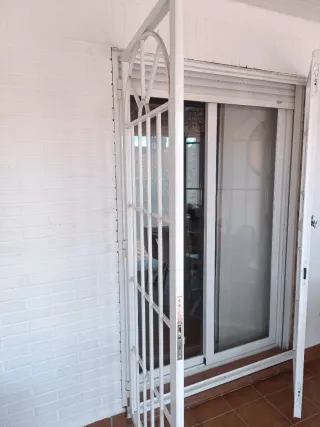 PUERTA REJA DE HIERRO BLANCA.
Leer descripción.