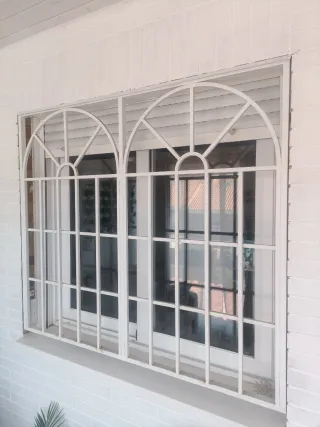 PUERTA REJA DE HIERRO BLANCA.
Leer descripción.