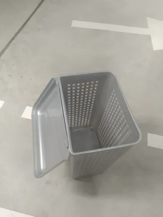 Caja de ropa gris con tapa