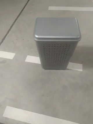 Caja de ropa gris con tapa