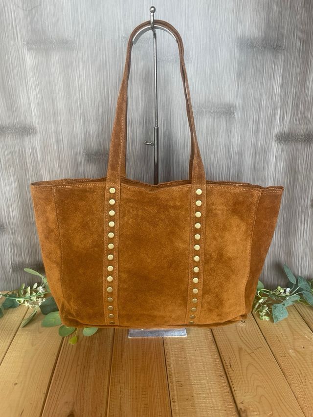 Bolso de piel beige con tachuelas iniciales bordad