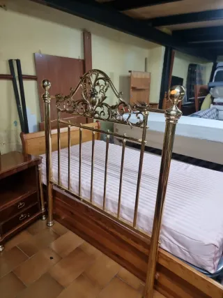 Cabecero de cama metálico dorado
