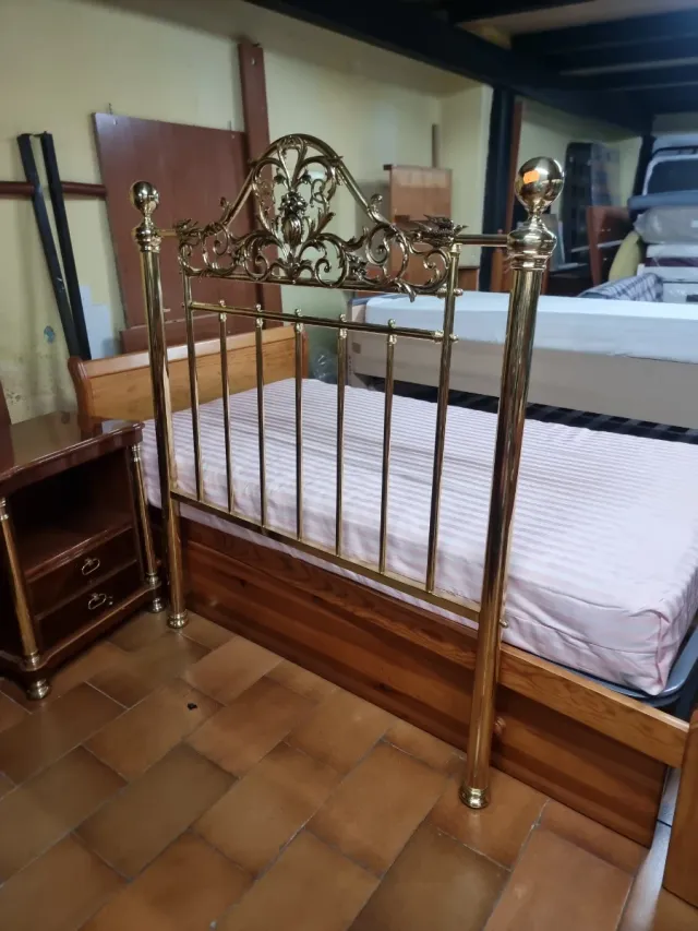 Cabecero de cama metálico dorado