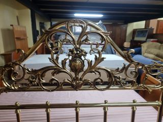 Cabecero de cama metálico dorado
