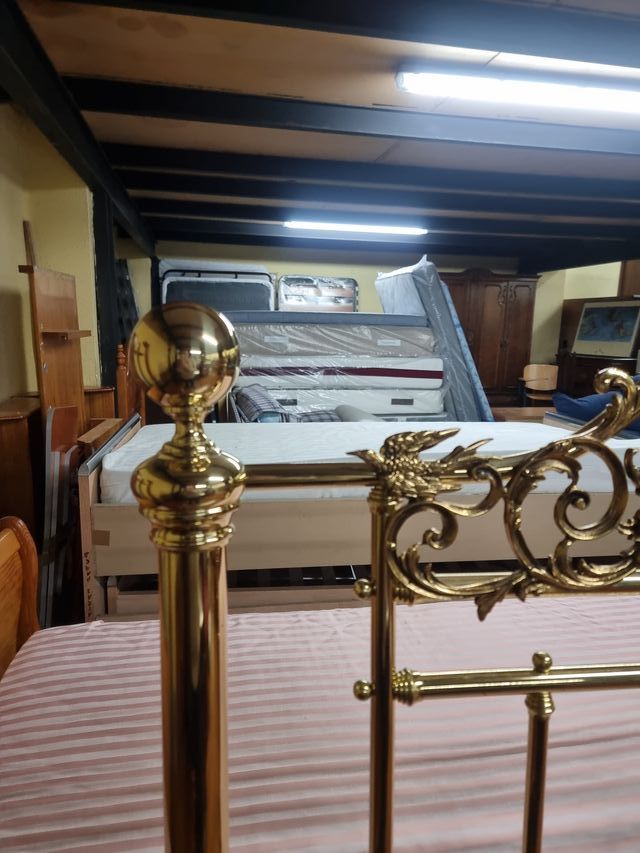 Cabecero de cama metálico dorado