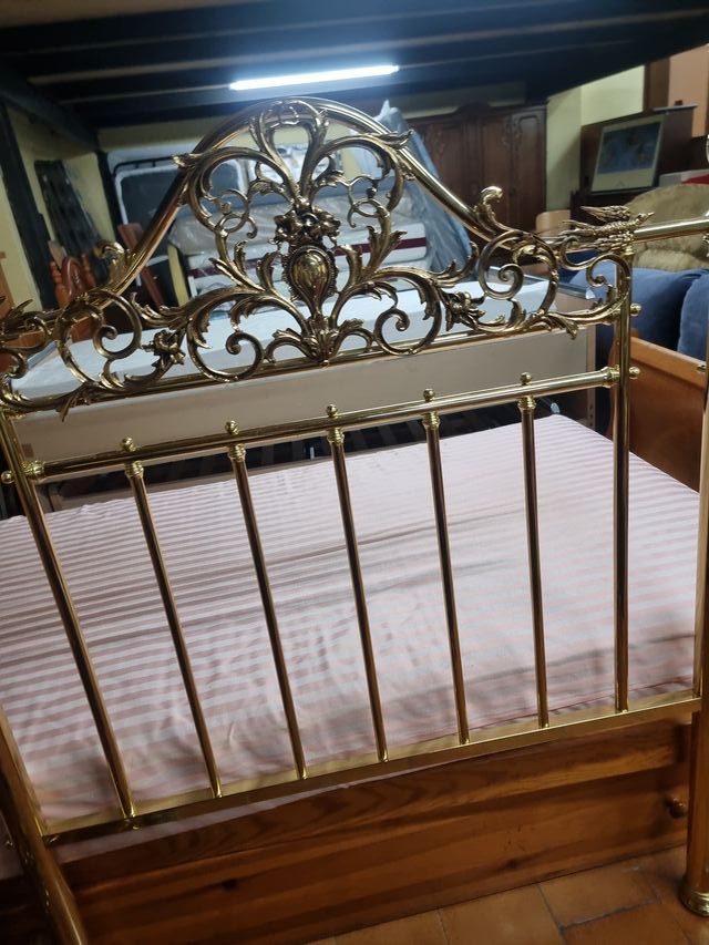 Cabecero de cama metálico dorado