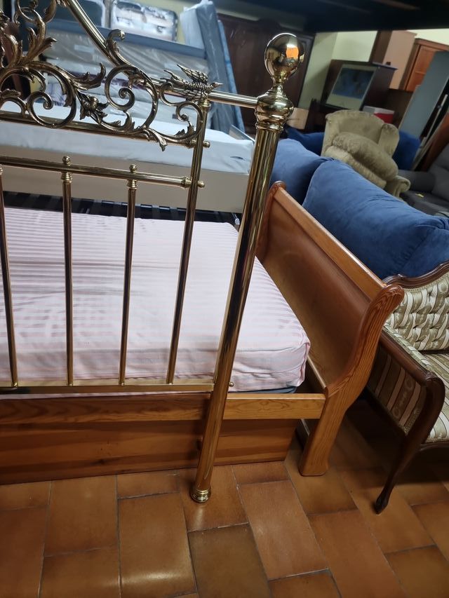 Cabecero de cama metálico dorado