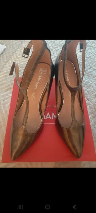 Zapatos de fiesta Mariamare dorados y plateados