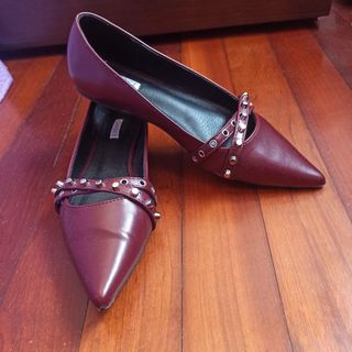 Zapatos planos mujer burdeos con tachuelas