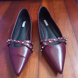 Zapatos planos mujer burdeos con tachuelas