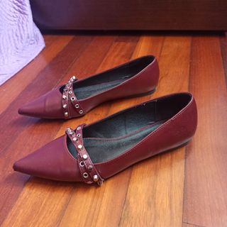 Zapatos planos mujer burdeos con tachuelas