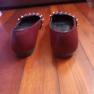 Zapatos planos mujer burdeos con tachuelas