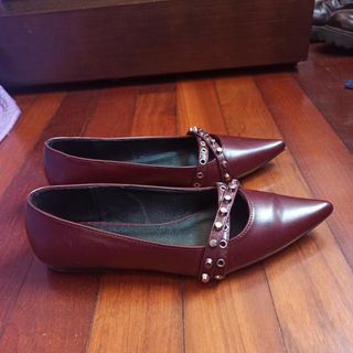 Zapatos planos mujer burdeos con tachuelas