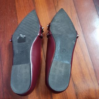 Zapatos planos mujer burdeos con tachuelas