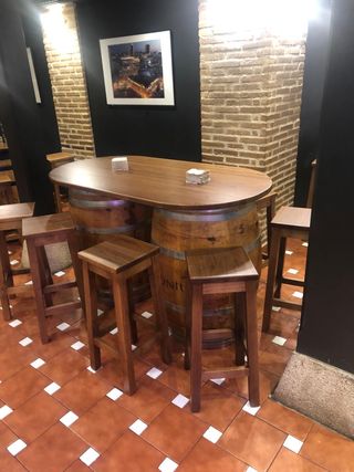 Mesas y taburetes de madera