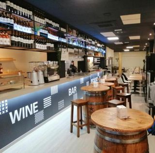 Mesas y taburetes de madera