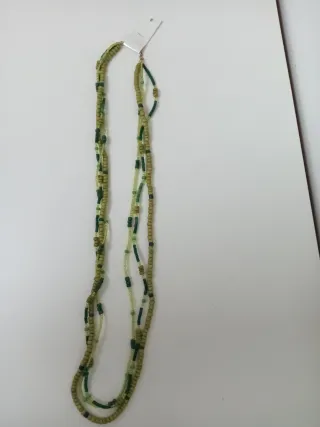 Collar de cuentas de madera verde