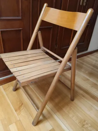 Se venden 3 Sillas de madera plegables.