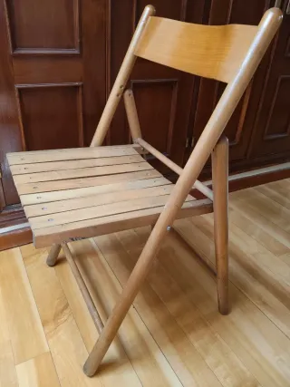 Se venden 3 Sillas de madera plegables.