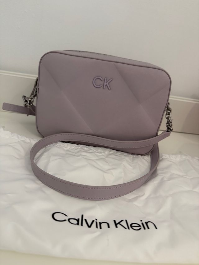 Bolso Calvin Klein morado acolchado