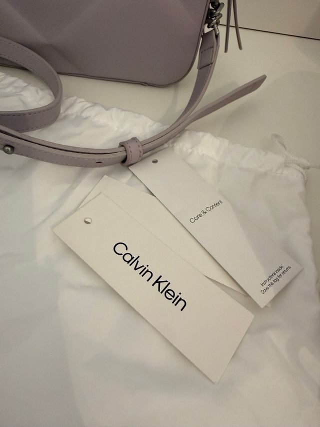 Bolso Calvin Klein morado acolchado