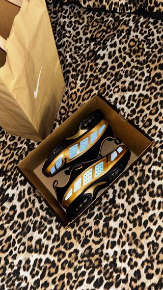 Nike Air Max Sunder Negro y Dorado