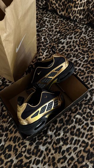 Nike Air Max Sunder Negro y Dorado