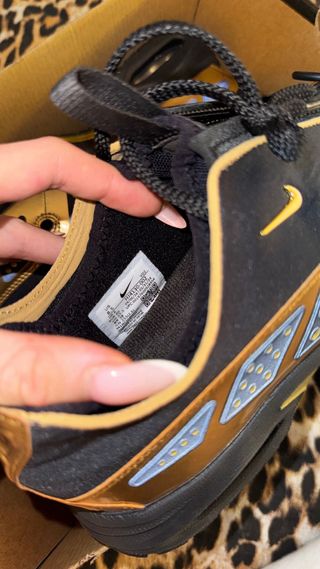 Nike Air Max Sunder Negro y Dorado