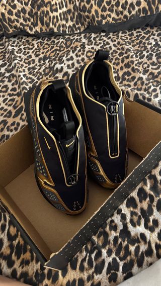 Nike Air Max Sunder Negro y Dorado