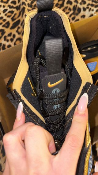 Nike Air Max Sunder Negro y Dorado