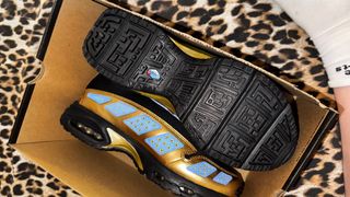 Nike Air Max Sunder Negro y Dorado