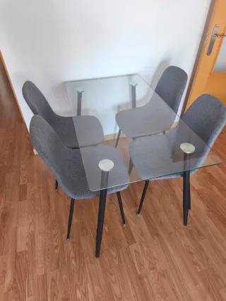 Mesa comedor cristal y 4 sillas tela