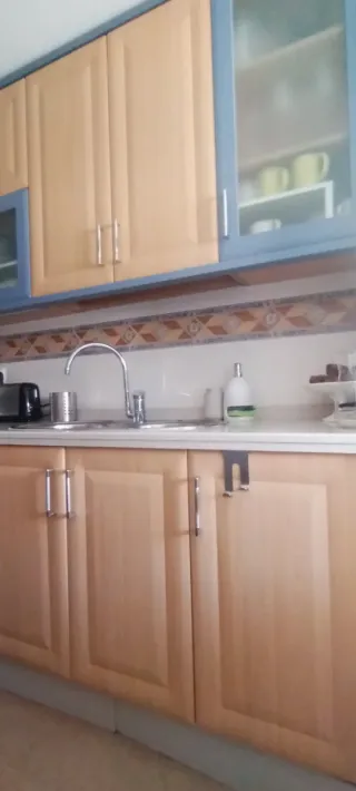 Muebles de cocina con encimera, fregadero, placa..