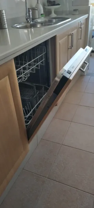 Muebles de cocina con encimera, fregadero, placa..
