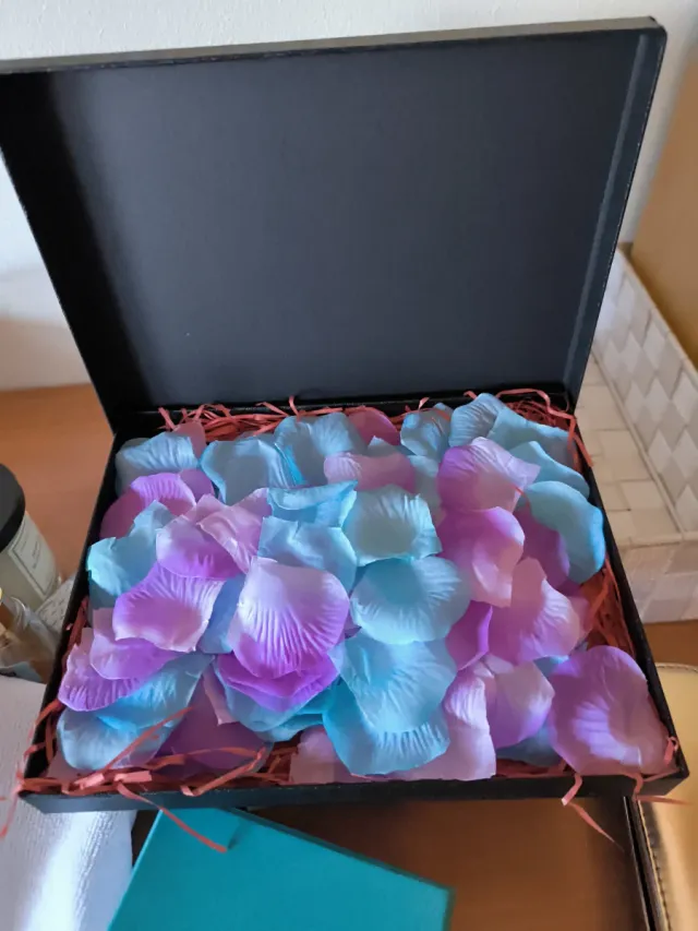 Caja de regalo con pétalos de rosa