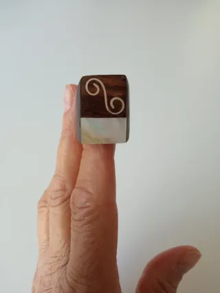 Anillo de madera  y nácar