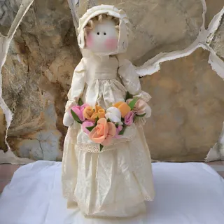 Muñeca de tela con flores