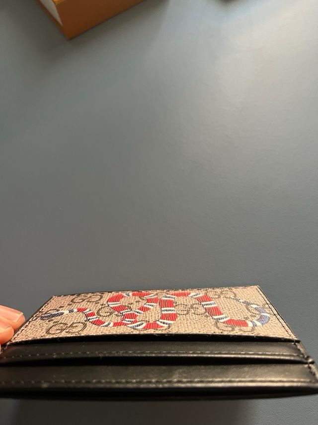 Portacarte Gucci con stampa serpente