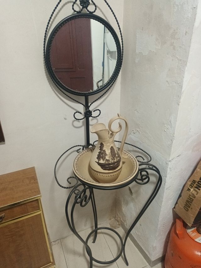 Palanganero de forja con jarrón