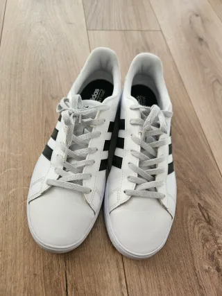 Zapatillas Adidas Blancas y Negras