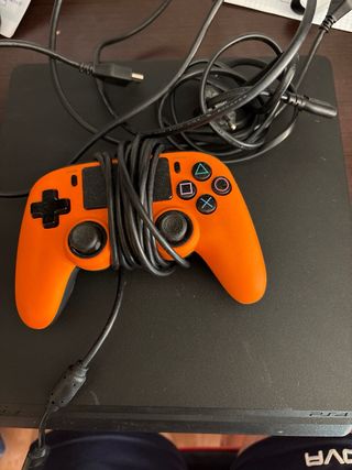 PS4 (PlayStation 4) con mando naranja
