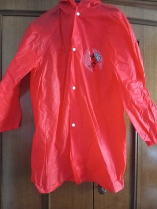 Impermeabile bambino rosso con coccinella.
