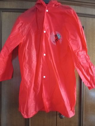 Impermeabile bambino rosso con coccinella.