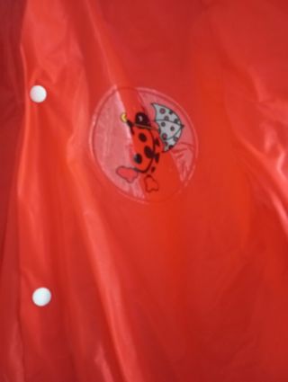 Impermeabile bambino rosso con coccinella.