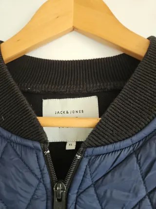 Chaqueta acolchada azul y negra