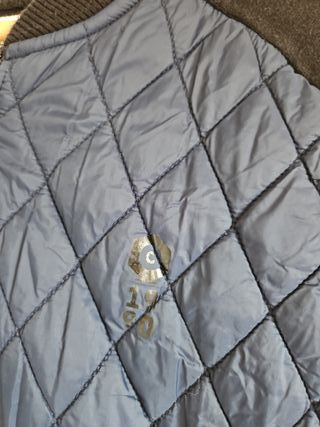 Chaqueta acolchada azul y negra