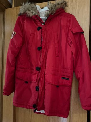 Abrigo infantil rojo con capucha