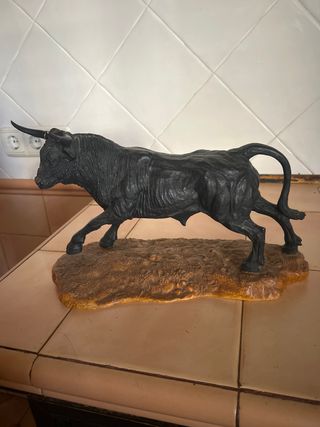 Figura Toro Negro